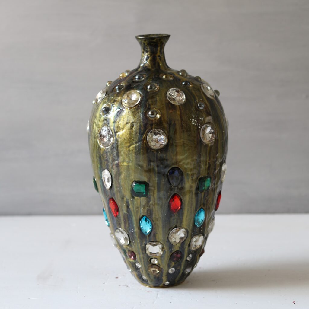 Hand-Sculpted Kind Heart Vase – Black & Gold Mosaic Art Vessel
